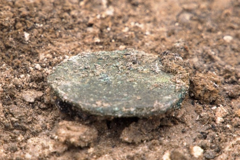 Археологи нашли медные и серебряные монеты.