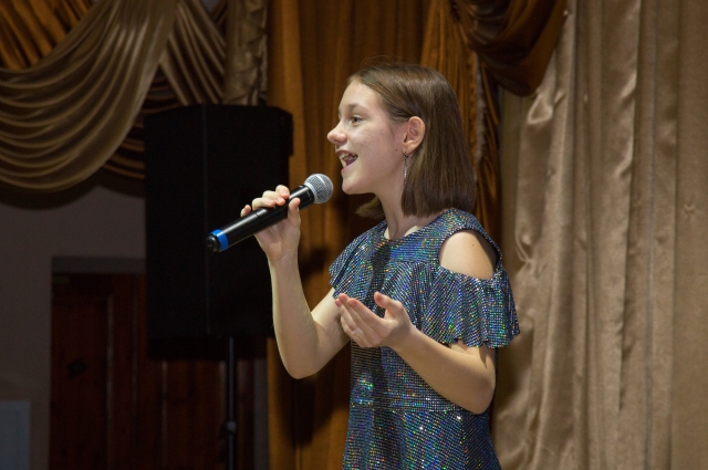 Арина Шевченко занимается вокалом с пяти лет, очень нравится джаз. 