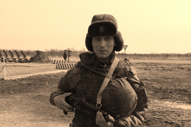 Игорь Тимошевский служил по контракту с 2016 по 2019 год. Несколько фото времён службы в армии он выложил в соцсети.
