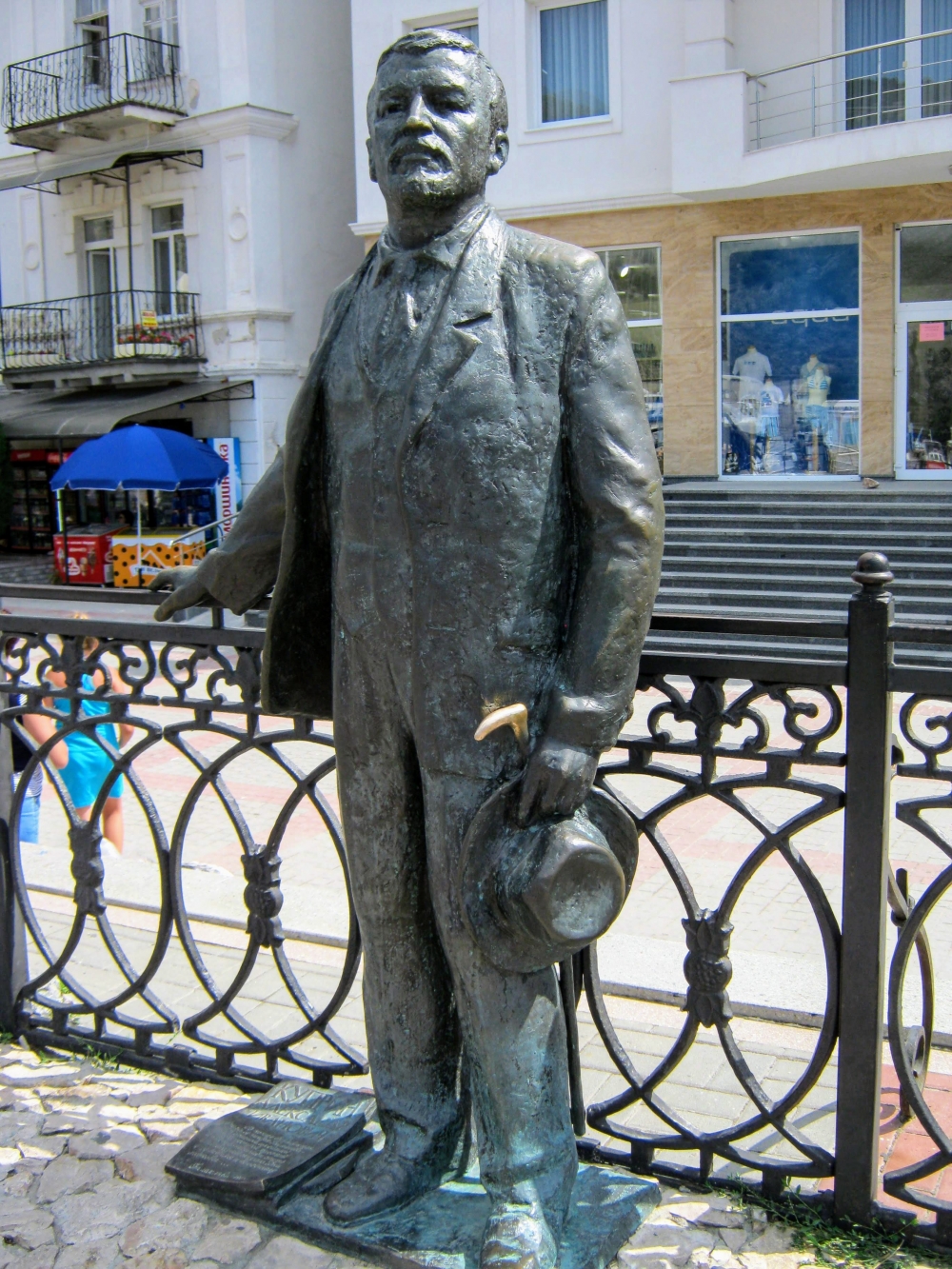 Памятник А. И. Куприну на набережной Назукина в Балаклаве, напротив Гранд-отеля, где он неоднократно останавливался.