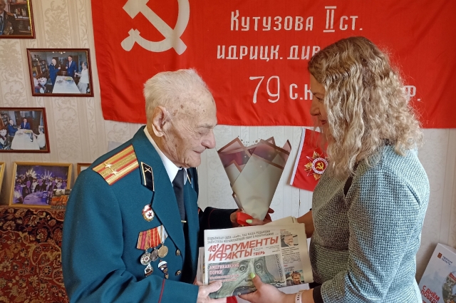 На стене в гостиной Ашота Смбатовича Оганесова - Знамя Победы.