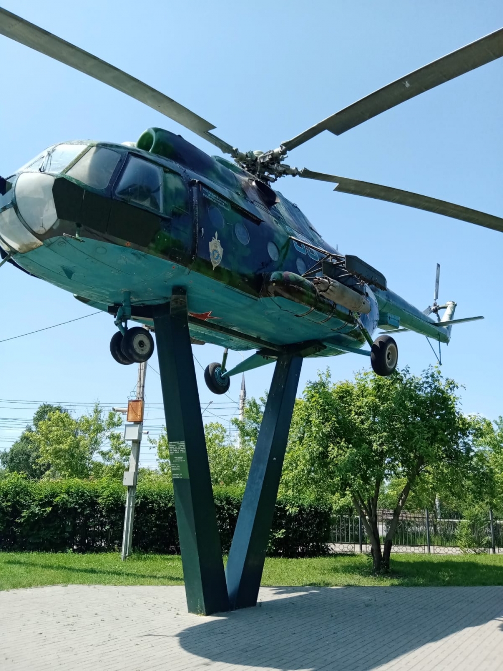 Сейчас легенадрный Ми-8 украшает территорию музея-диорамы.