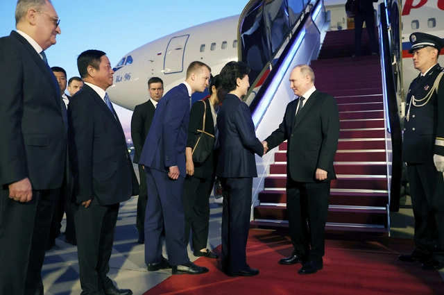 Президент России Владимир Путин и вице-премьер Государственного совета КНР Шэнь Ицинь во время встречи в аэропорту Пекина.