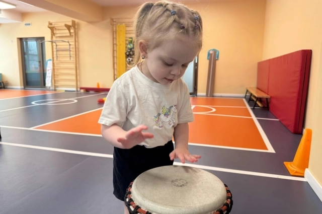 Сейчас родители и Саша ходят по игровым комнатам.