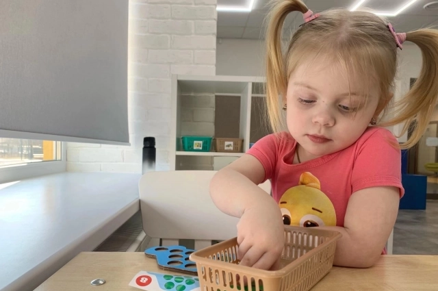 Саша любит собирать кубики, пирамиды, карточки.