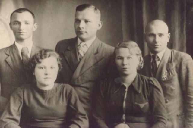 Прасковья Савельева с сотрудниками Госбанка. 1940 год. Луцк.