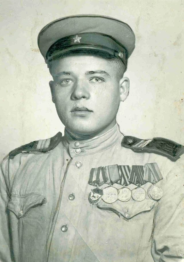 Еремин Михаил, водрузивший знамя у входа в Рейхстаг.