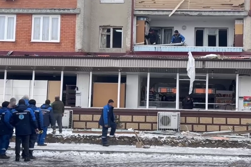 Сотрудники расчищают территорию.