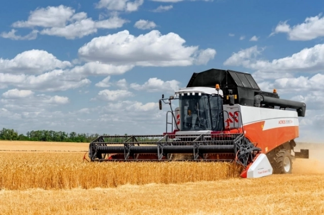 Комбайн обеспечивает минимальные потери при оптимальной скорости, сочетает бюережный обмолот и высокую скорость выгрузки.