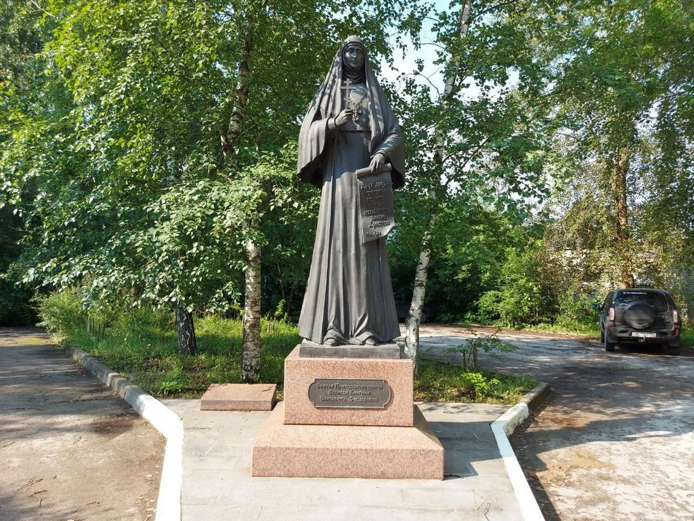 Во дворе Елизаветинской больницы. Памятник Елизавете Федоровне