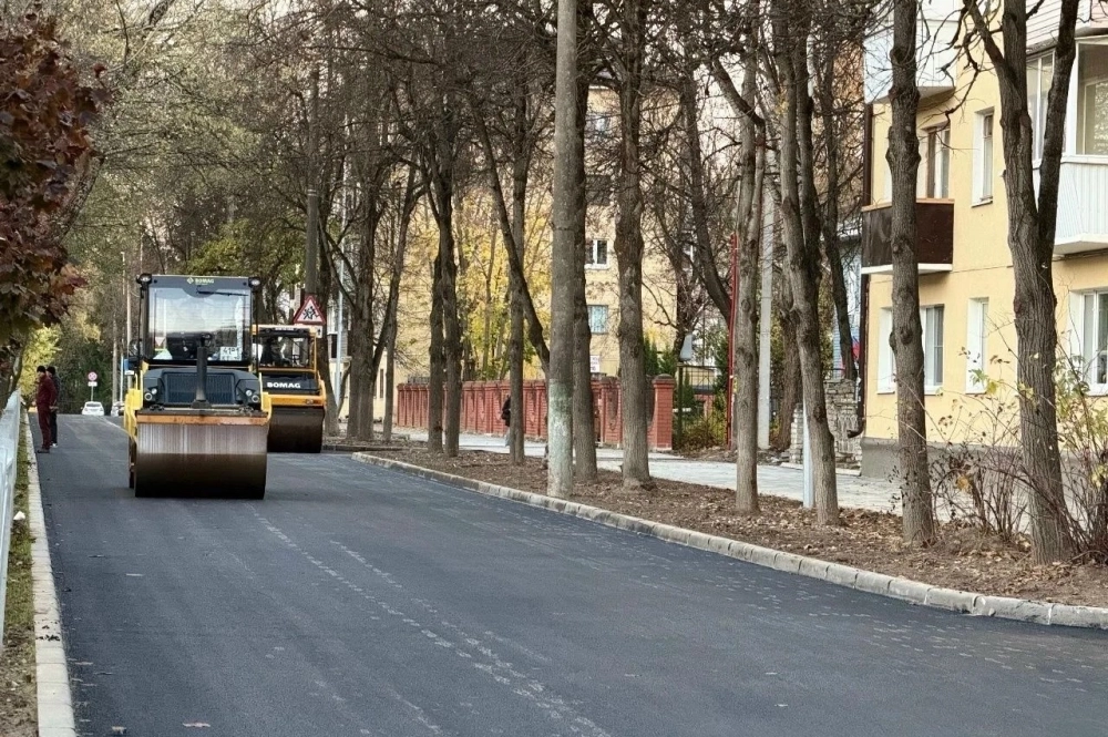 Укладка асфальта по обеим сторонам улицы Чичерина.