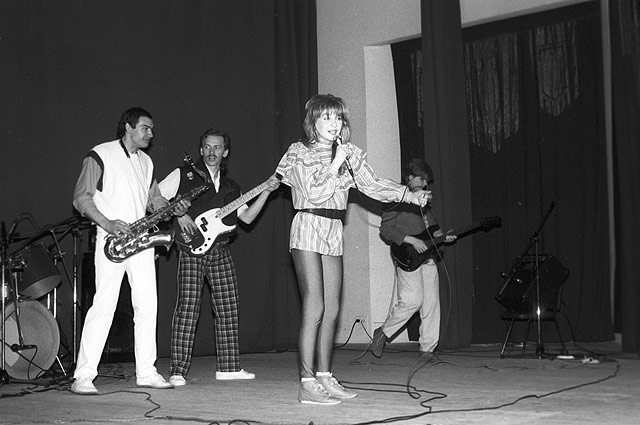 Эстрадная певица Екатерина Семенова и группа «Алло» во время выступления. 1988 год