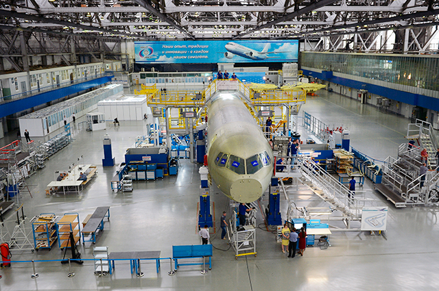 Сборка магистрального пассажирского самолета МС-21 на авиационном заводе корпорации «Иркут».