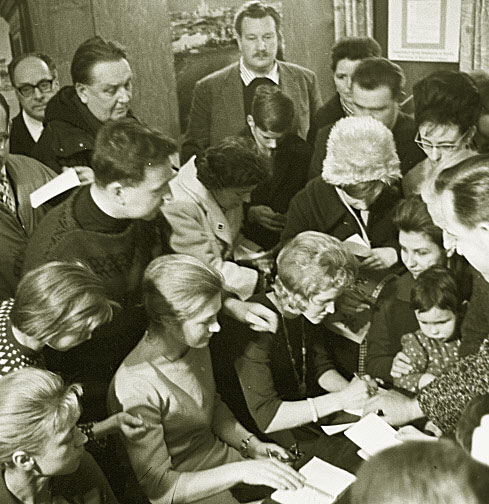 Четырёхкратная Олимпийская чемпионка Лидия Скобликова даёт автографы. IX зимние Олимпийские игры в Инсбруке, 1964 год