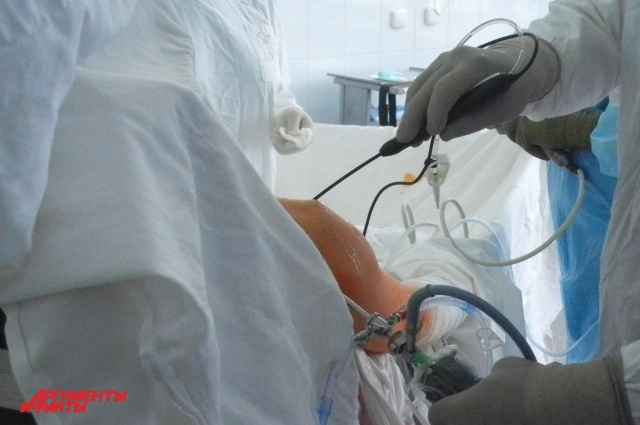 Через проколы хирурги ввели в плечо пациента манипулятор, оснащённый камерой. Она передаёт изображение на экран компьютера.
