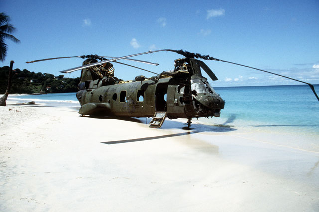 Сбитый CH-46 «Си Найт» американского производства на пляже в Гранд-Энс.