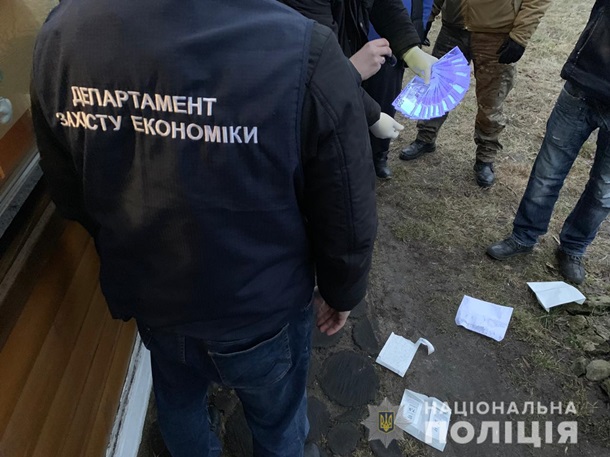 52-летний депутат требовал у предпринимателя неправомерную выгоду в сумме сорок тысяч гривен.