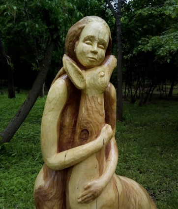 Скульптура «Девочка и лань»