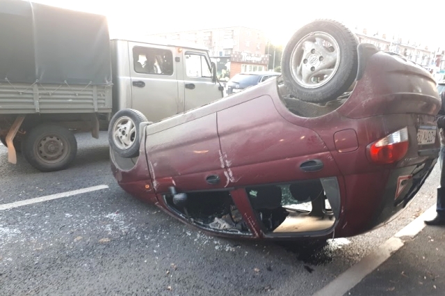 В Тюмени на улице Харьковской автомобиль Daewoo Matiz перевернулся на крышу.
