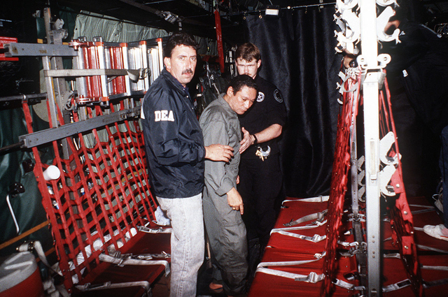 Мануэль Норьега под конвоем агентов DEA.