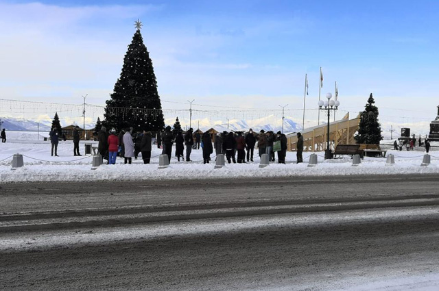 Петропавловск-Камчатский около 40 человек.