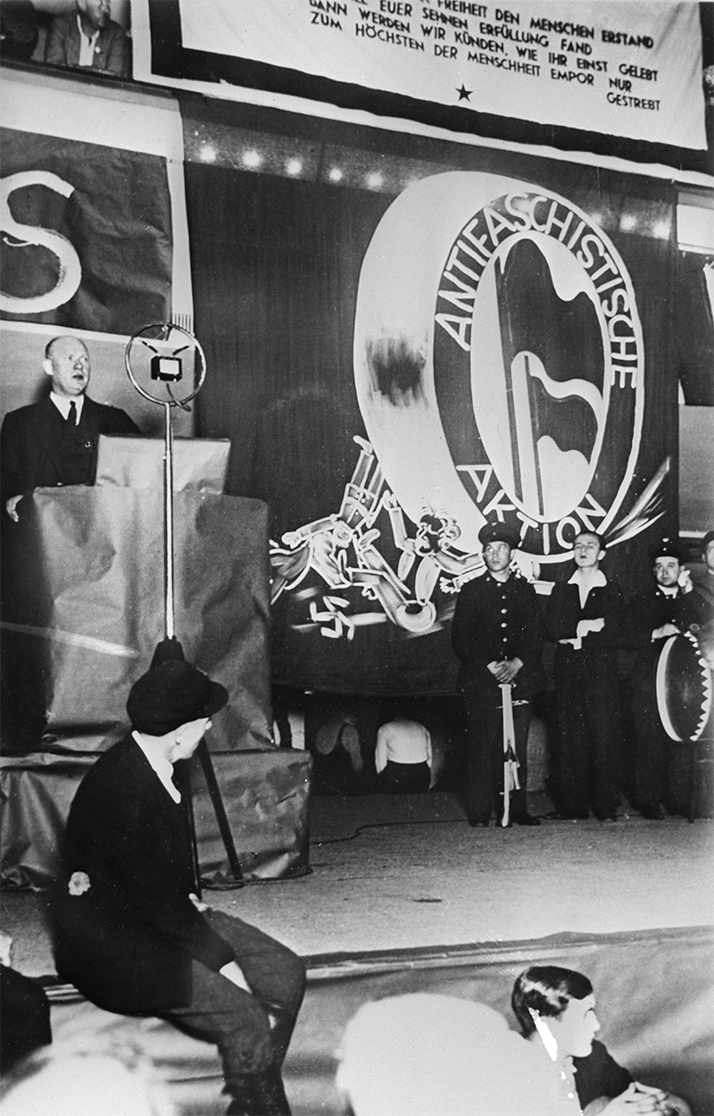Выступление Генерального секретаря Германской коммунистической партии Эрнста Тельмана на антифашистском митинге. Берлин, 1932 год.