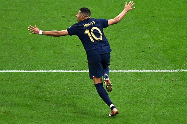  Килиан Мбаппе радуется забитому мячу в финальном матче чемпионата мира по футболу между сборными Аргентины и Франции.