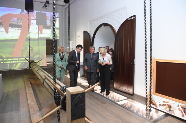 Первыми посетителями музея, созданного в Спасской башне Казанского Кремля, стали раис Татарстана Рустам Минниханов и министр культуры РТ Ирада Аюпова. 