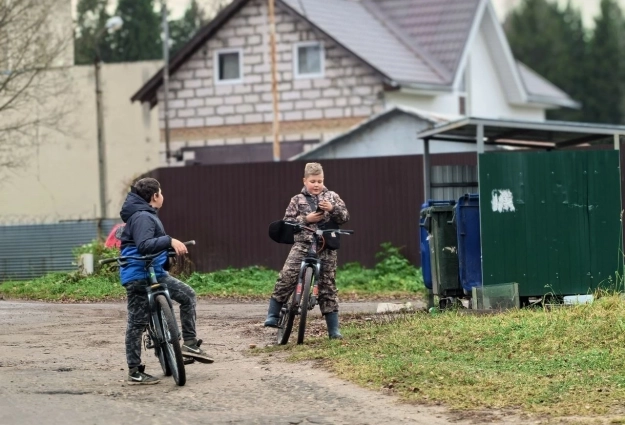 Сейчас на улице возвышаются только домики.