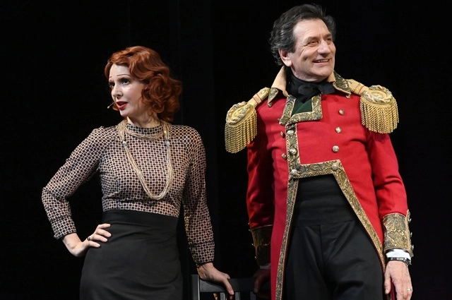 Актеры Лидия Вележева в роли Джулии Лэмберт и Евгений Князев в роли Майкла Госселина в сцене из спектакля «Театр» по одноименному роману Уильяма Сомерсета Моэма в постановке Ольги Субботиной в Государственном академическом театре имени Евгения Вахтангова в Москве.