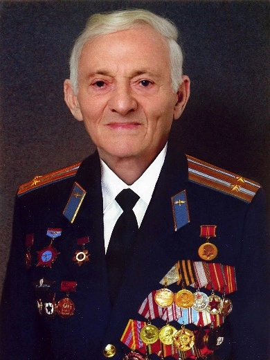 К Стене Памяти с фотографией Петра Мучника его родные каждый год приносят цветы.