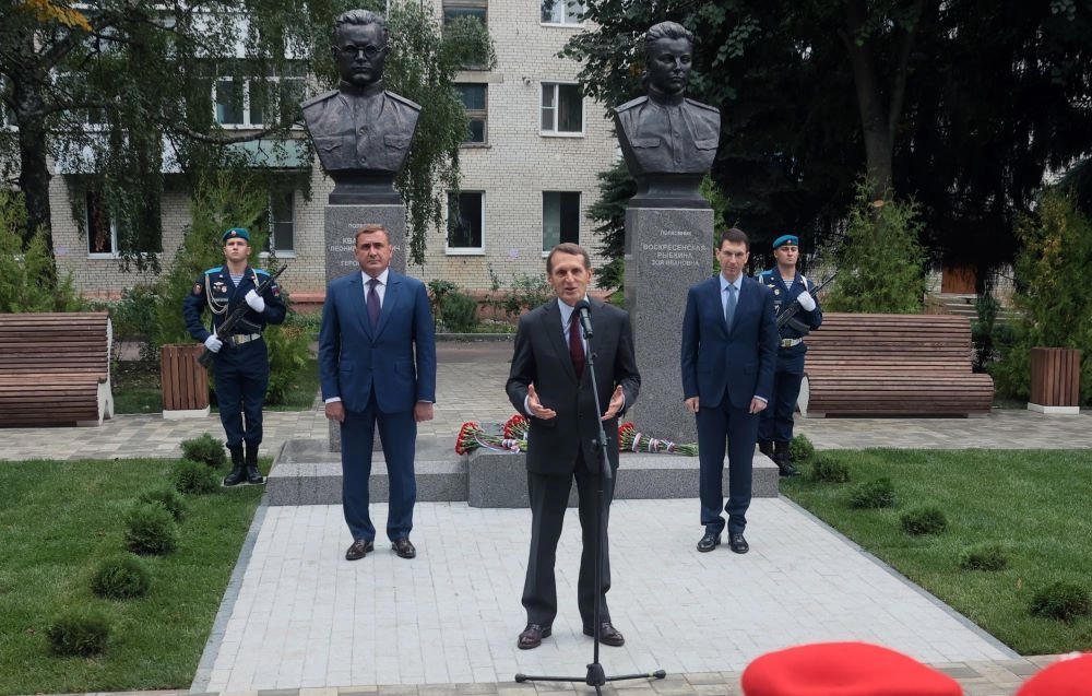 Директор Службы внешней разведки РФ Сергей Нарышкин (в центре) на открытии памятников разведчикам Леониду Квасникову и Зое Воскресенской в городе Узловая Тульской области.