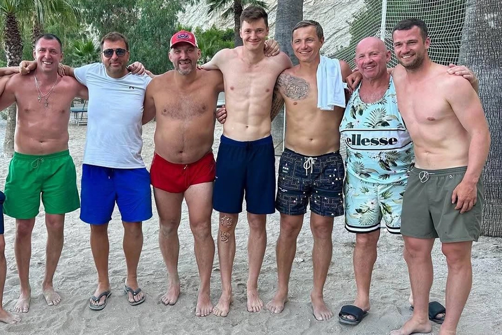 В центре - Александр Овечкин, Игорь Кобзарь и Роман Павлюченко.