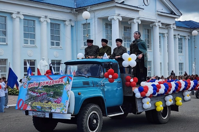 Встанут за народ! В Волчанске открыли мурал, посвящённый Герою России