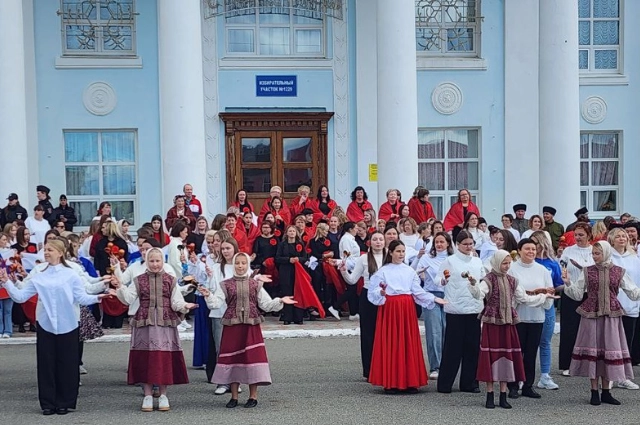 Встанут за народ! В Волчанске открыли мурал, посвящённый Герою России
