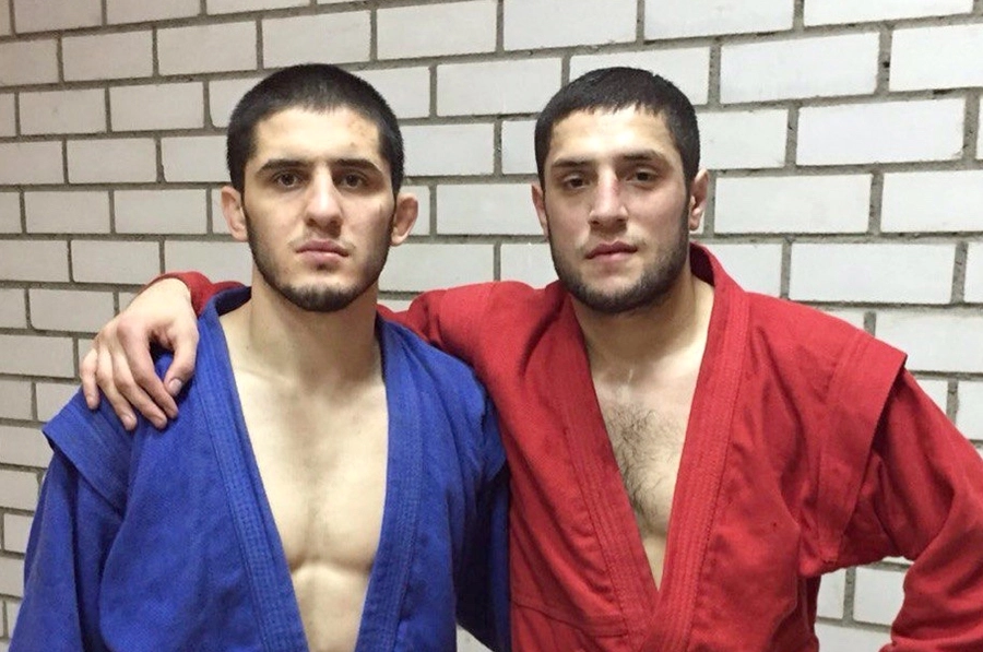 Ислам Махачев (слева) и Икрам Алискеров стали чемпионами мира по боевому самбо в 2016 году.