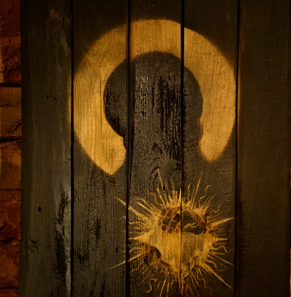 Старинные дома в селе Камыш навеяли художнику образы.