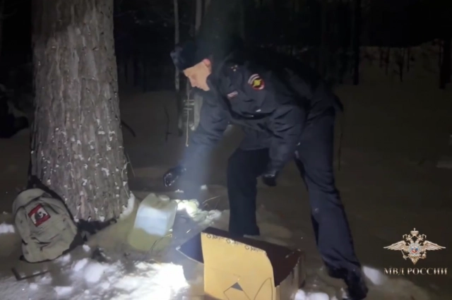 Оперативник изучает вещи подозреваемого.