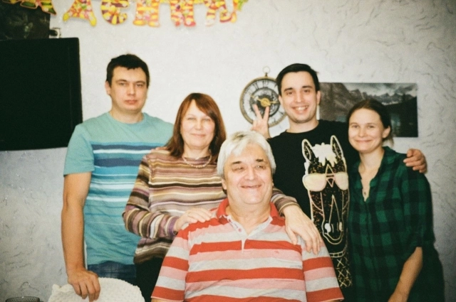 6.	Юлия очень ценит и любит семью, которая ее воспитала. Вспоминая свое счастливое детство, уже взрослая Юля признается: хоть и знала всю свою историю, никогда не чувствовала себя приемным ребенком.