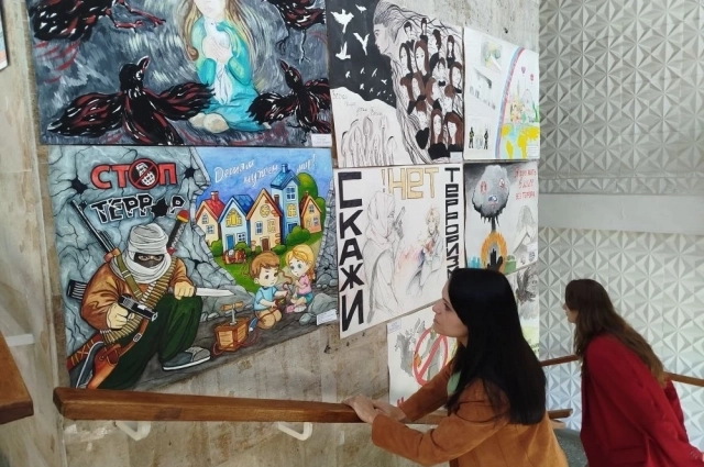 Выставка рисунков, посвящённых борьбе с терроризмом.