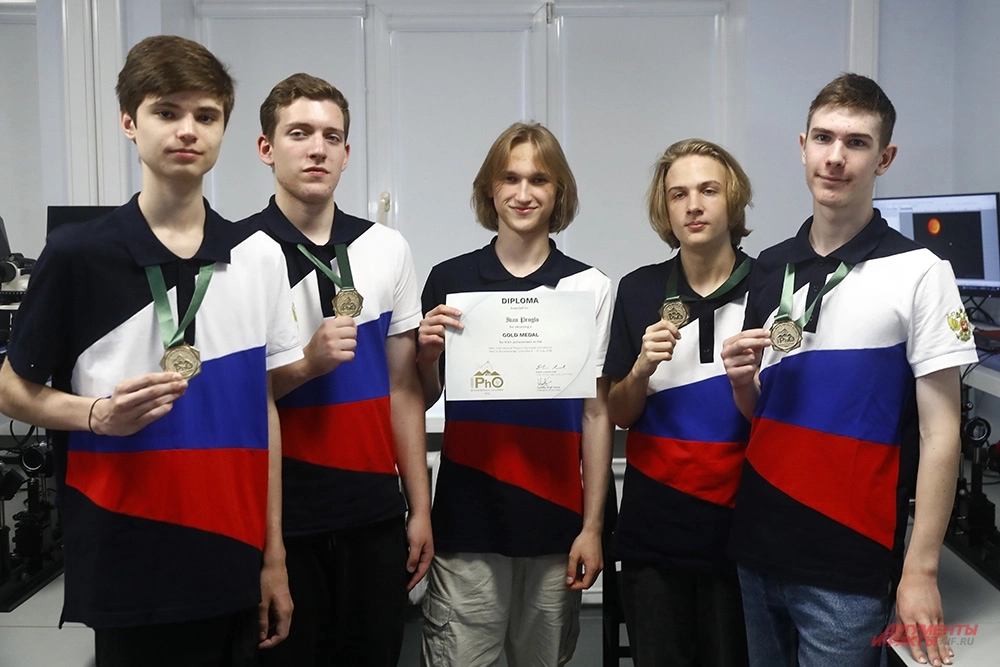 Победитель олимпиады по физике Иван Пругло (в центре). Богдан Яйцевский, Александр Ахремов, Иван Пругло, Ярослав Доброхвалов и Артем Еремин
