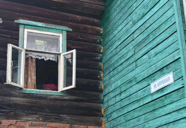 Дому уже несколько десятков лет.