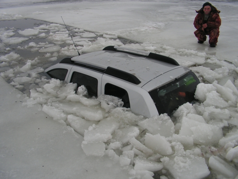 В Кваркенском районе спасатели достали провалившийся под лед внедорожник.
