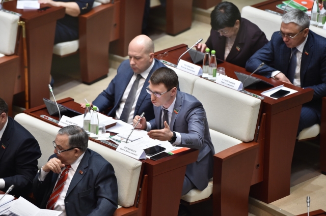 Депутата Александра Комиссарова обеспокоил рост (на 5%) преступлений, совершенных в состоянии алкогольного опьянения.