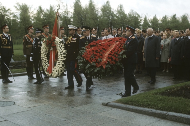 Ричард Никсон и Председатель Президиума Верховного Совета СССР Николай Подгорный на Пискаревском мемориальном кладбище.