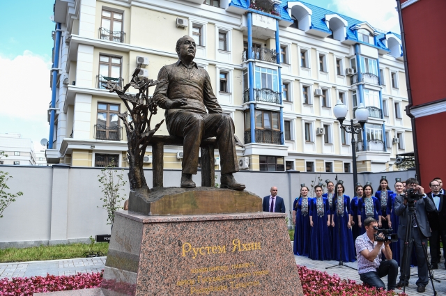 Памятник Рустему Яхину в Казани.  