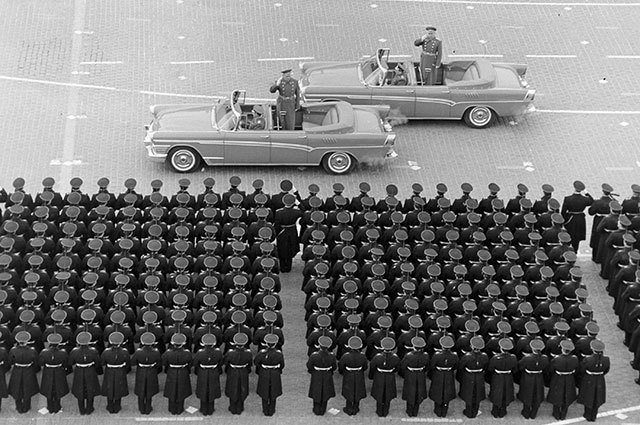 Министр обороны СССР Маршал Советского Союза Андрей Гречко (в машине слева) поздравляет военнослужащих на параде в честь 51-й годовщины Октябрьской революции, 1968 г.