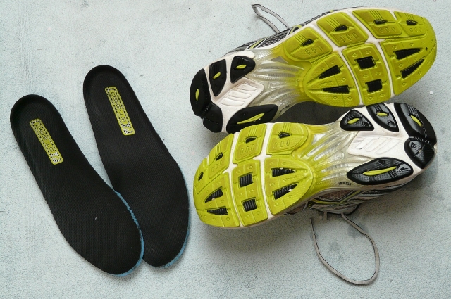 Неизвестный украл стельки у школьниц.