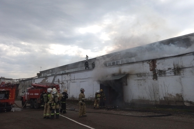 В Перми горит склад на улице Васильева, пожар ещё тушат.
