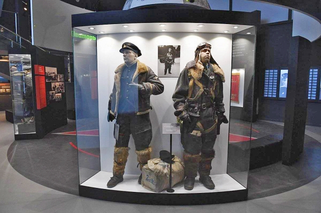 Экспозиция музея «Дом 43 героев» во Всеволожском районе рассказывает о мужестве летчиков, защищавших Балтийское небо и Ладожское озеро. 
